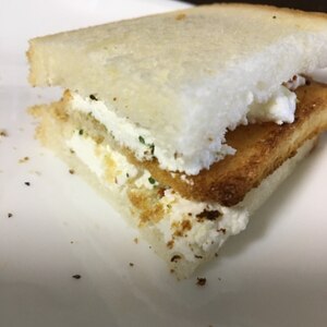 カッテージチーズとハーブのトーストサンドイッチ